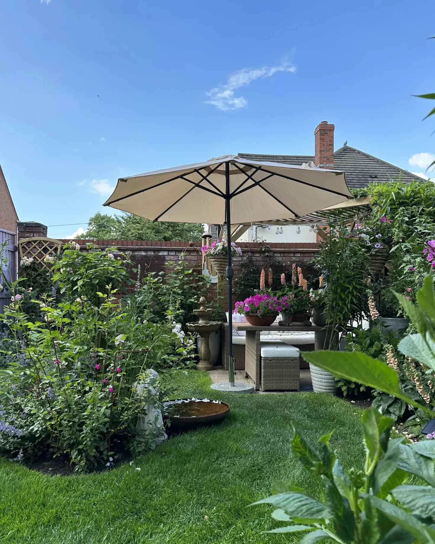 Set salotto da giardino con tavolo e pouf 5 posti BARDI con cuscini Rattan sintetico (PE) Tortora