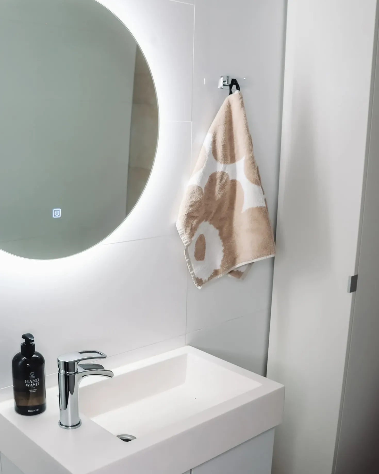 Specchio da bagno con luce LED CALLAC 60 cm 60 cm Argento