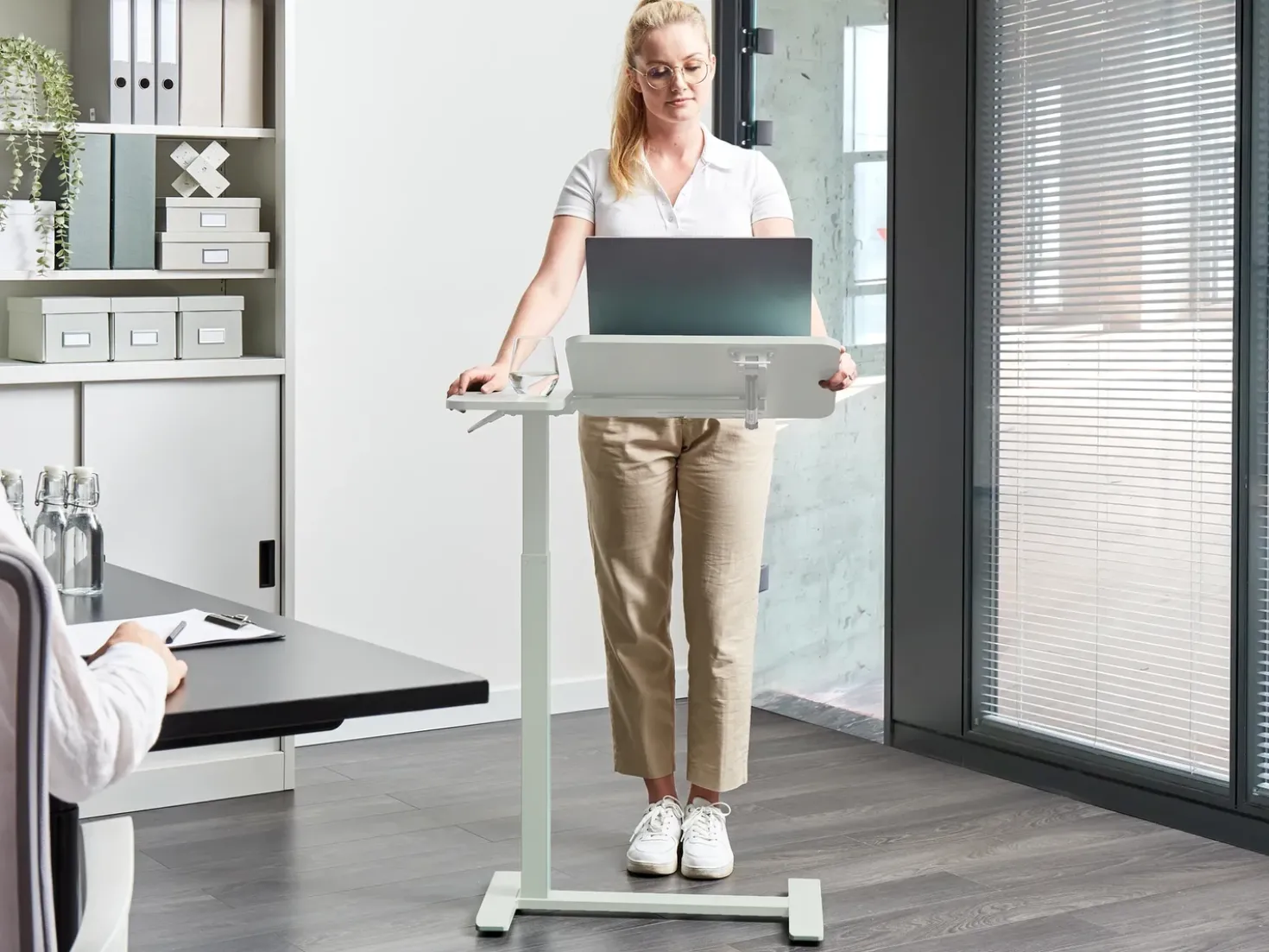 Supporto manuale regolabile per laptop SCHOLA Verde chiaro 70 cm 40 cm