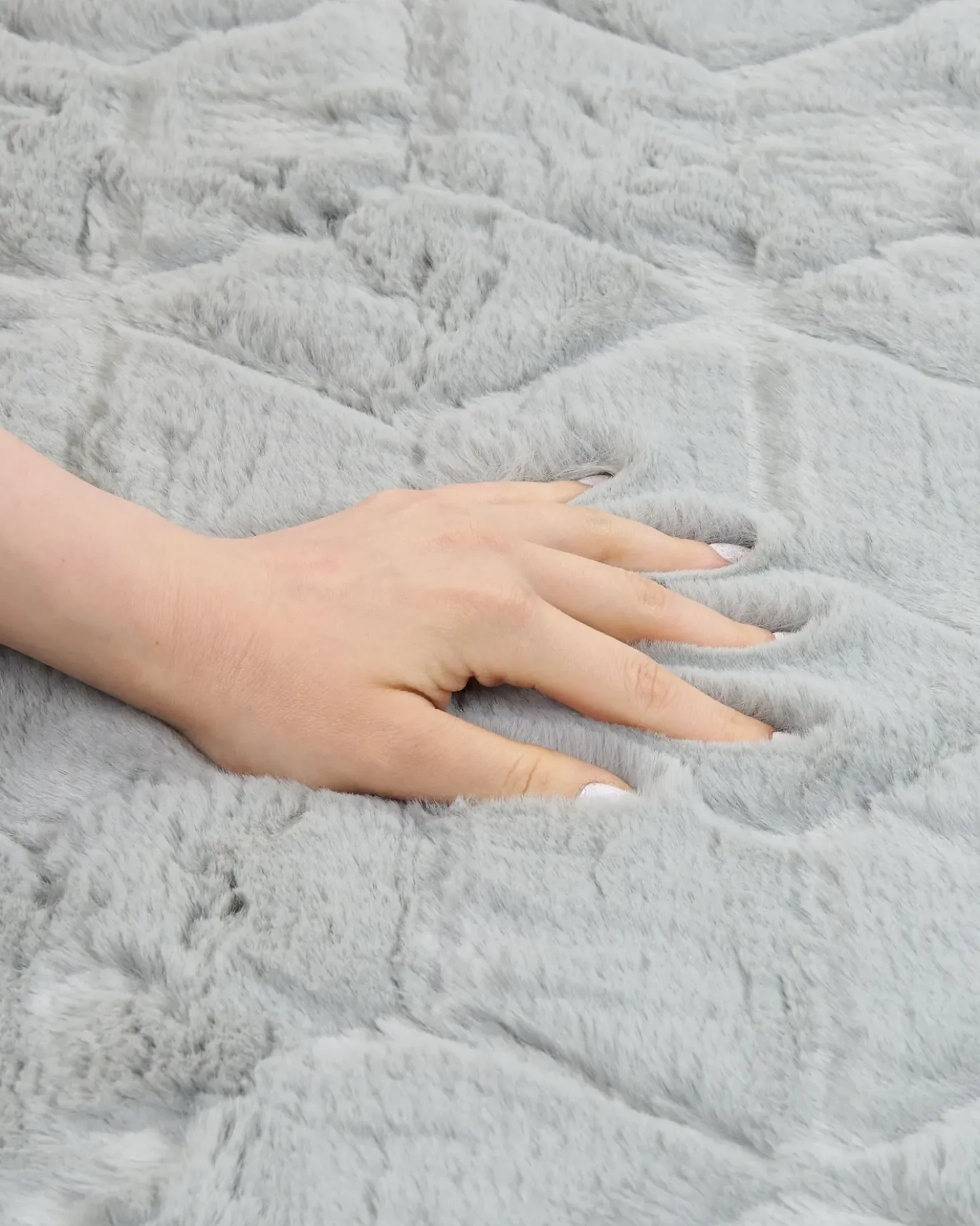 Tappeto in pelliccia sintetica THATTA Grigio chiaro 80 x 150 cm