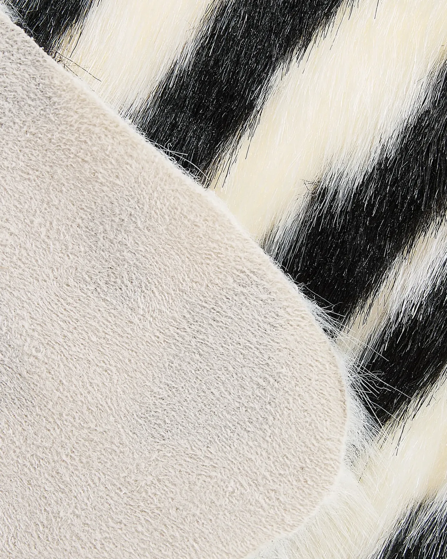 Tappeto in pelliccia sintetica NAMBUNG Bianco Nero 60 x 90 cm