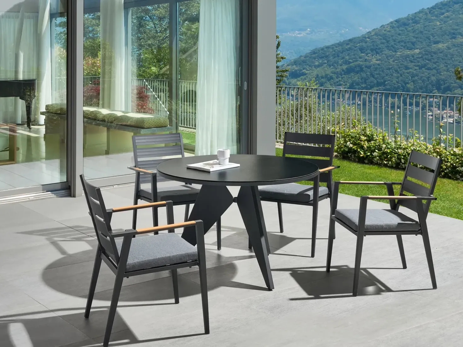 Tavolo da pranzo da giardino OLMETTO 83 cm 110 cm Vetro Nero