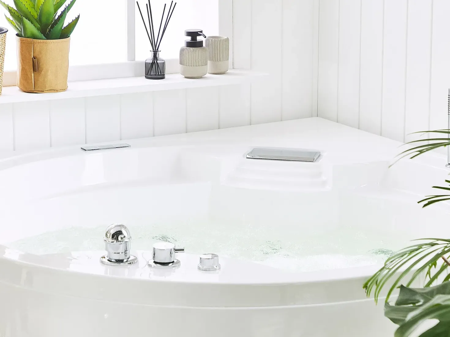 Vasca idromassaggio angolare con LED MILANO con altoparlante Bluetooth integrato 181 x 150 cm Bianco