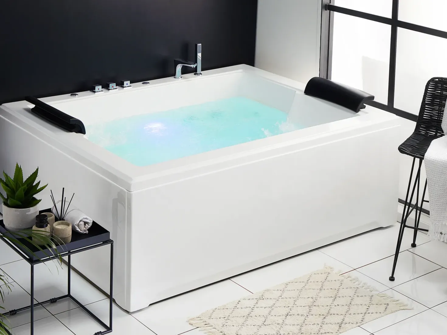 Vasca idromassaggio angolare con LED SALAMANCA 183 x 142 cm Bianco